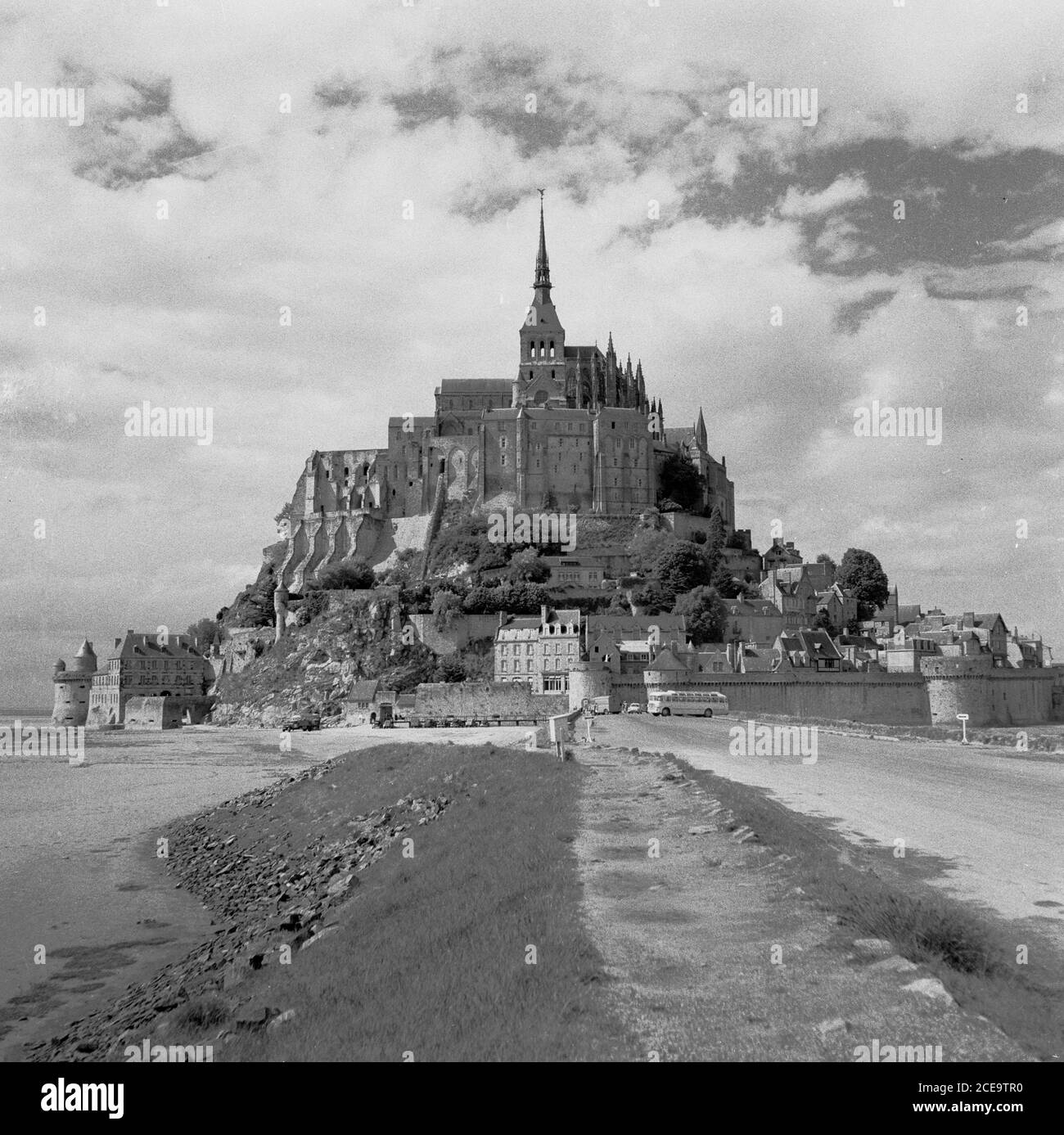 Frankreich, 1950er Jahre, historische Ansicht von Le Mont-Saint-Michel, Normandie, eine Gezeiteninsel und Gemeinde mit einer alten mittelalterlichen Benediktinerabtei. Die Insel liegt vor der nordwestlichen Küste Frankreichs, an der Mündung des Flusses Couesnon. St. Michael's Mount in Cornwall, Großbritannien, ist zwar kleiner, aber ähnlich wie Mont-Michel. Stockfoto
