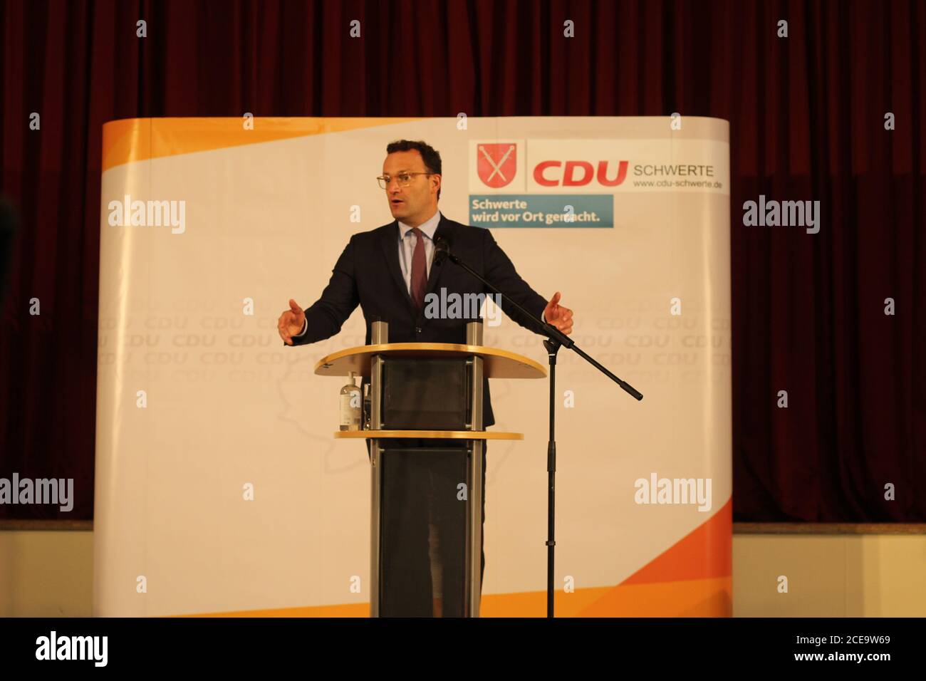 Schwerte, Deutschland. August 2020. Bundesgesundheitsminister Jens Spahn (CDU) besucht Schwerte am 31. August 2020. Er unterstützte die lokalen Christdemokraten im 'Schwerter Gespräch' im Kommunalwahlkampf. Die Coronavirus-Pandemie hat ihn zu einem wichtigen Politiker gemacht. (Foto: Lukas Pohland/Pacific Press/Sipa USA) Quelle: SIPA USA/Alamy Live News Stockfoto