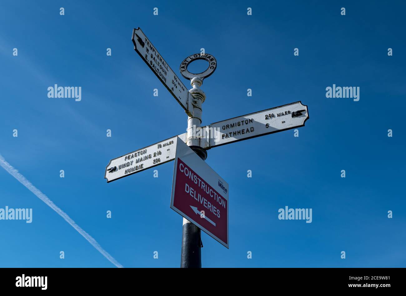 Altmodischer Wegweiser mit Hand, der auf Dörfer mit Entfernungen in Meilen zeigt, East Lothian, Schottland, Großbritannien Stockfoto