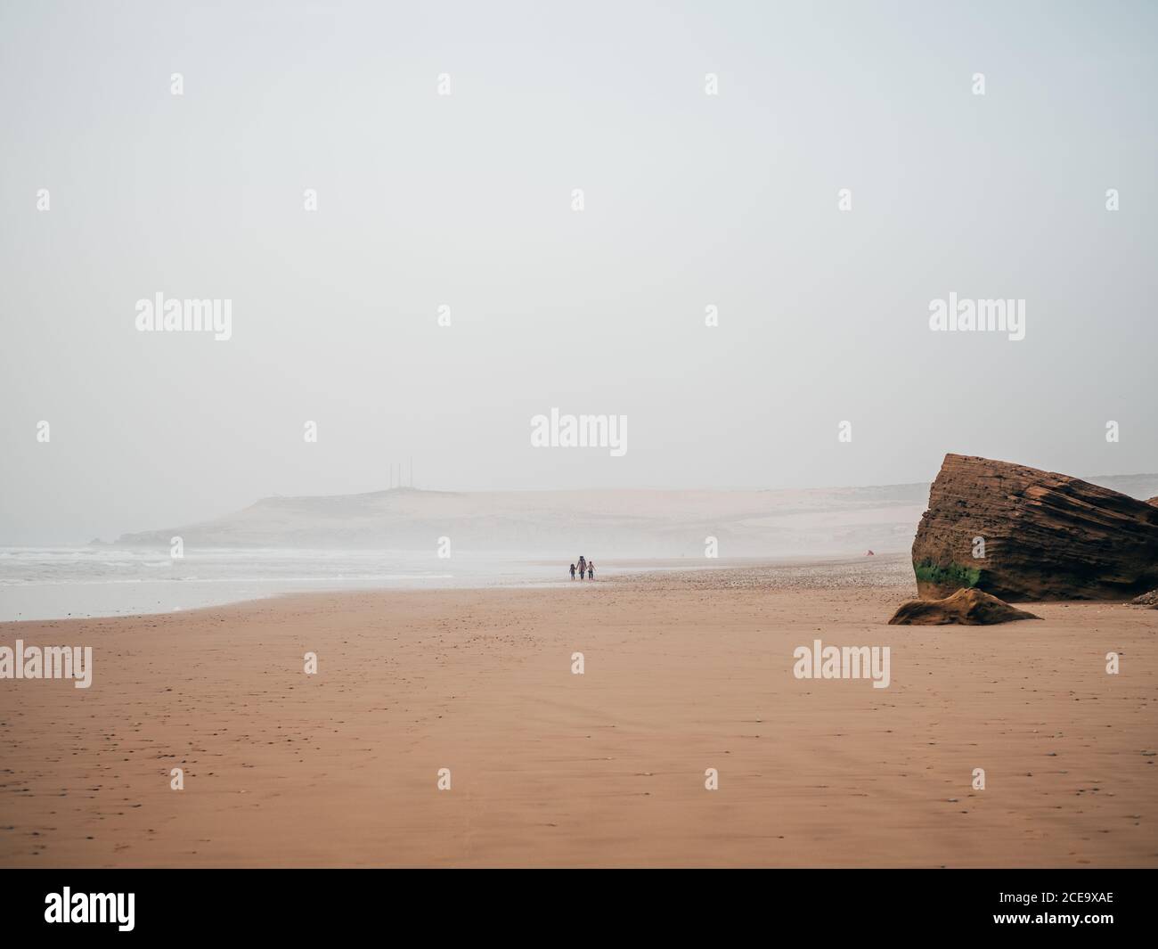 Reisende an ruhiger Küste Stockfoto