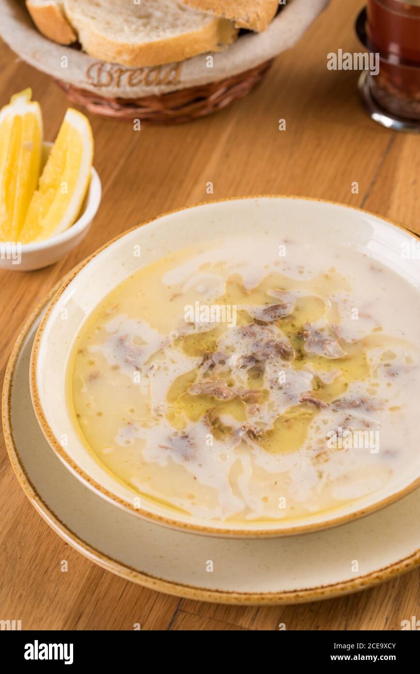 Traditionelle türkische Suppe Kelle Paca, Schafskopf- und Fußsuppe Stockfoto