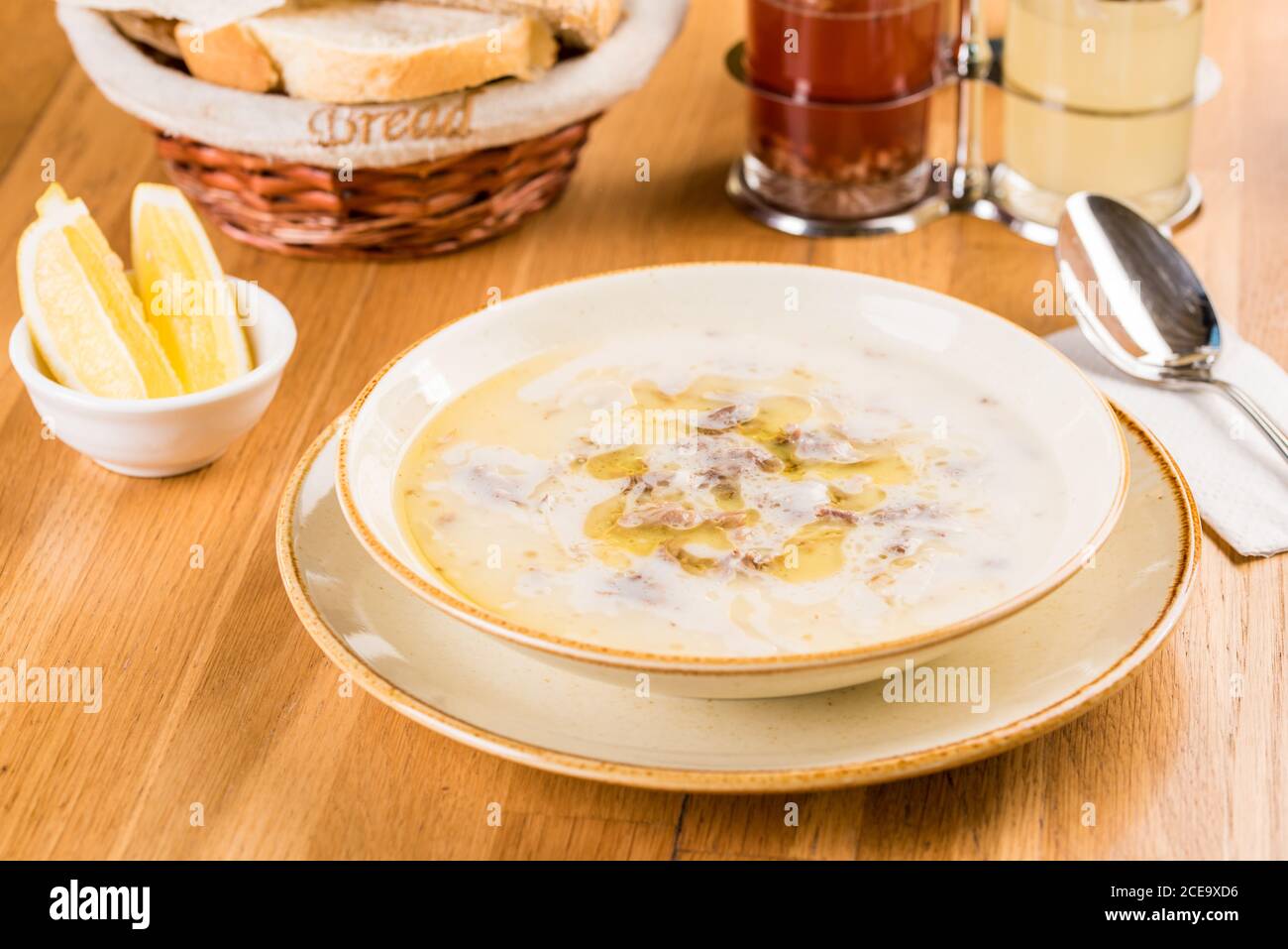 Traditionelle türkische Suppe Kelle Paca, Schafskopf- und Fußsuppe Stockfoto