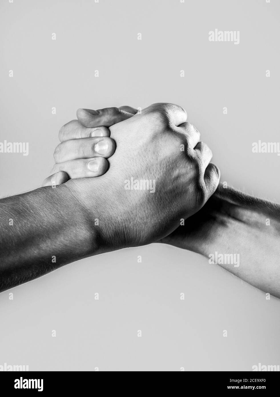 Zwei Hände, isolierter Arm, helfende Hand eines Freundes. Handschlag, Arme. Freundliche Handshake, Freunde Gruß. Männliche Hand in Handschlag vereint. Schwarz und Stockfoto