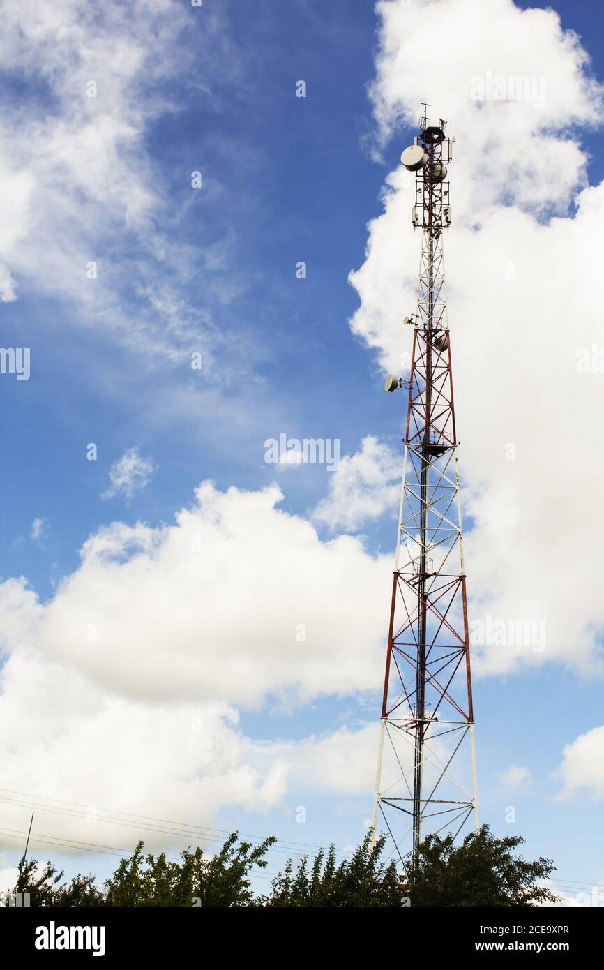 Turm der Mobilfunkkommunikation Stockfoto