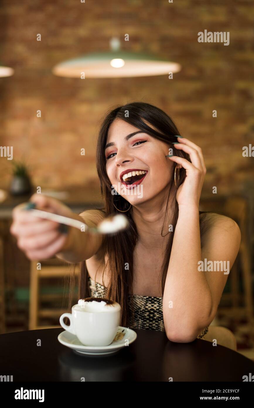 Junge Dame im Café macht Grimasse Stockfoto