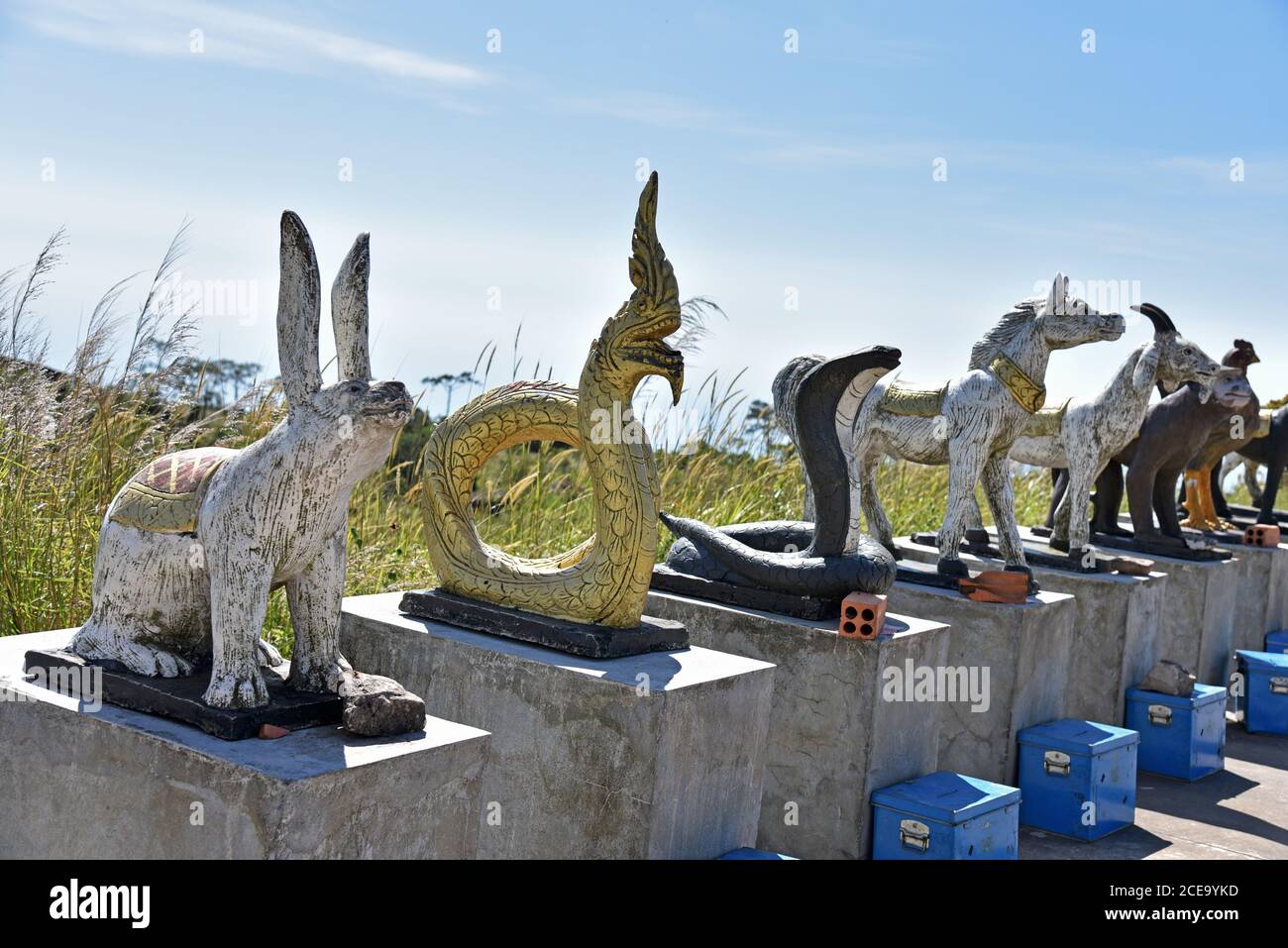 Khmer Tierstatuen am Bokor Berg, mit Boxen vor Stockfoto