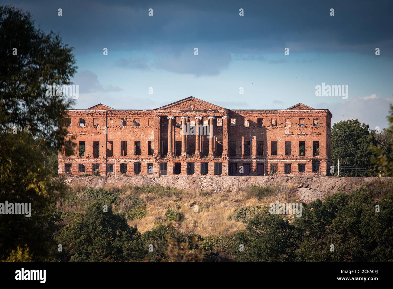 Die klassische Fassade eines verlassenen orthodoxen Gebäudes in Russland. Ausgewählter Fokus Stockfoto