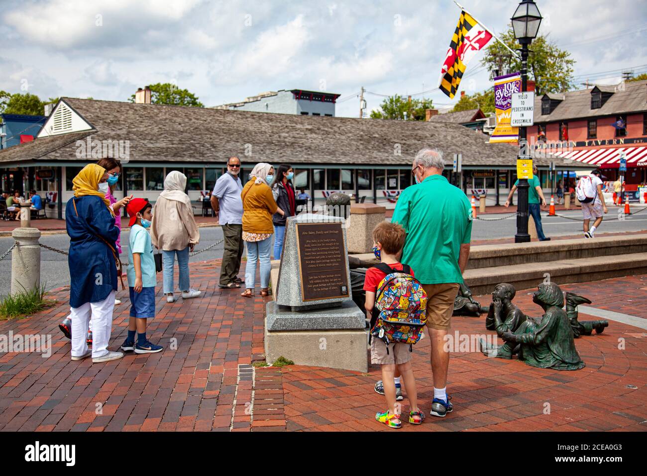 Annapolis, MD 08/21/2020: Blick auf die Menschen rund um Kunta Kinte-Alex Haley Denkmal im historischen Dock von Annapolis. Ein kaukasischer Mann und sein Enkel als Wel Stockfoto