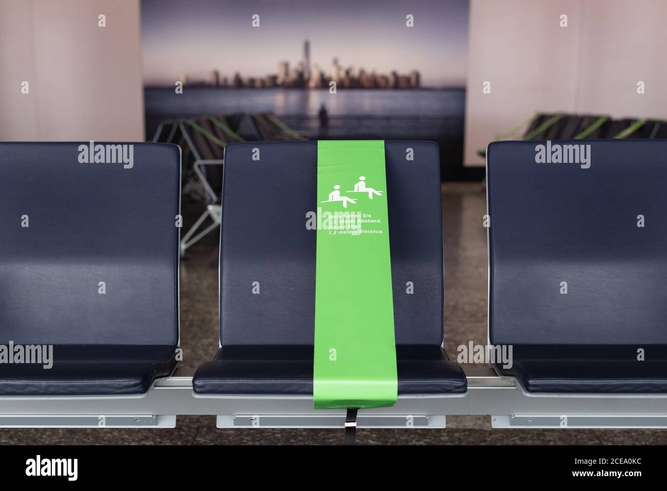 Soziale Distanzierung der Sitzplatzreservierung am Frankfurter Flughafen während der Coronavirus-Pandemie 2020 Stockfoto