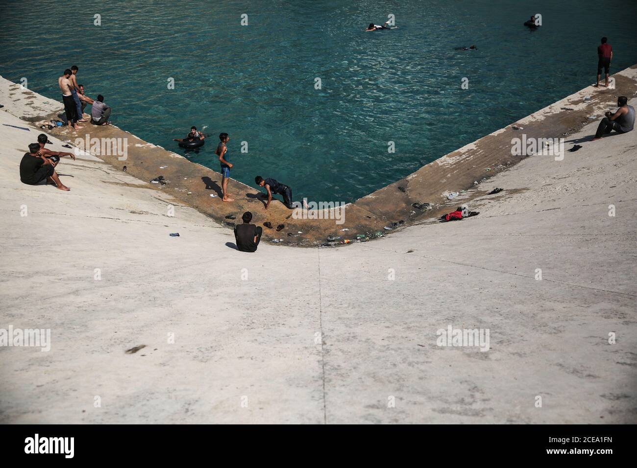 Idlib, Syrien. August 2020. Syrer schlagen die Hitze am Fluss Orontes (Asi), während eines heißen Tages in Idlib. Quelle: Anas Alkharboutli/dpa/Alamy Live News Stockfoto