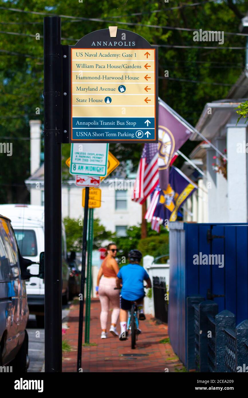 Annapolis, MD 08/21/2020: Nahaufnahme eines Schilder im historischen Viertel Annapolis, Maryland, der die Richtungen der wichtigsten Sehenswürdigkeiten i zeigt Stockfoto