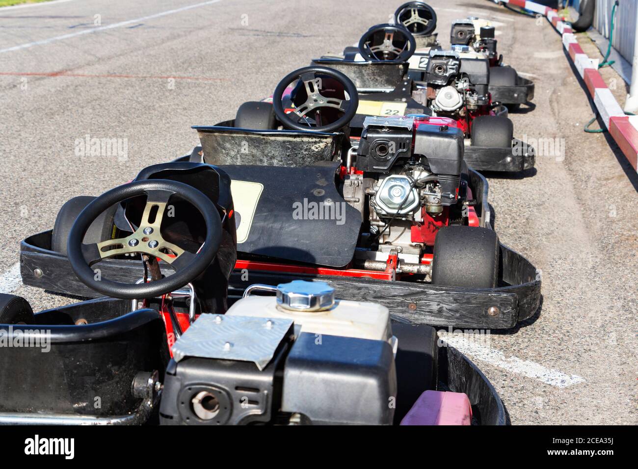 Eine Reihe von kleinen Rennwagen bereit für das Rennen. Stockfoto