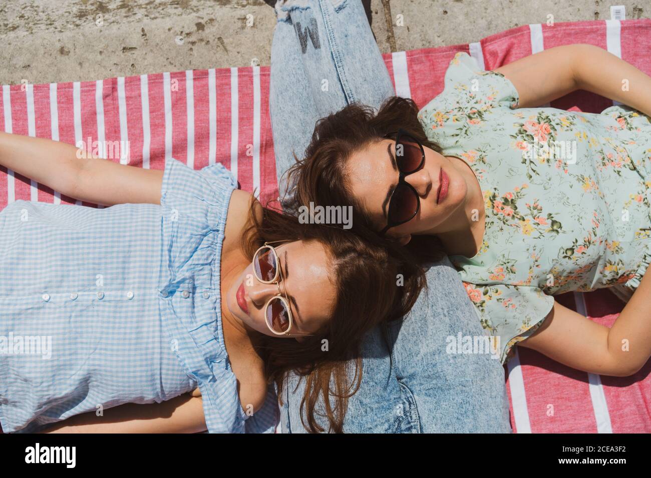 Lächelnde Freunde entspannen am Wasser Stockfoto