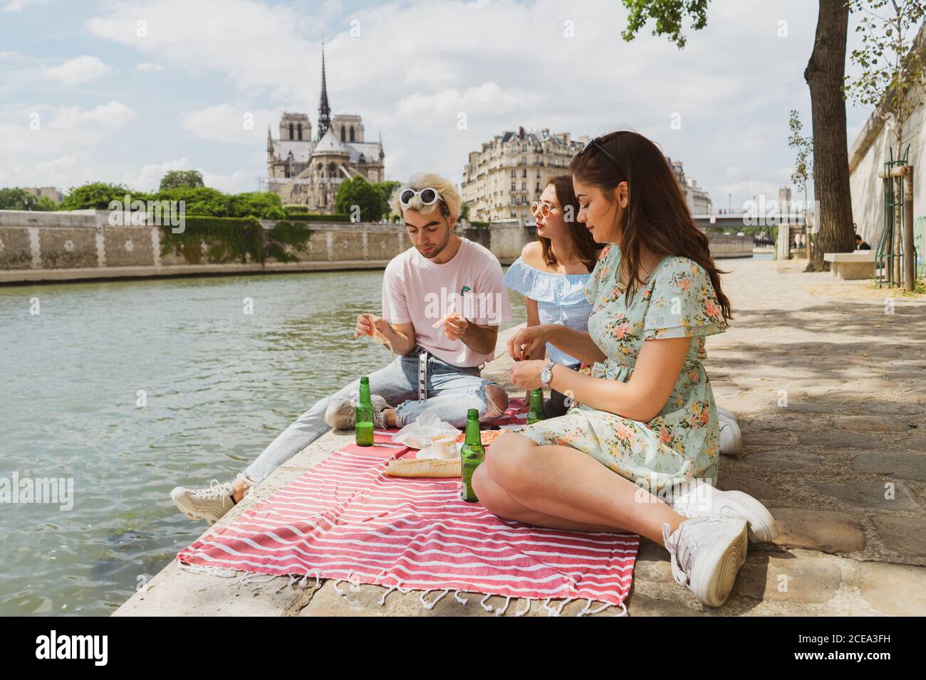 Lächelnde Freunde entspannen am Wasser Stockfoto