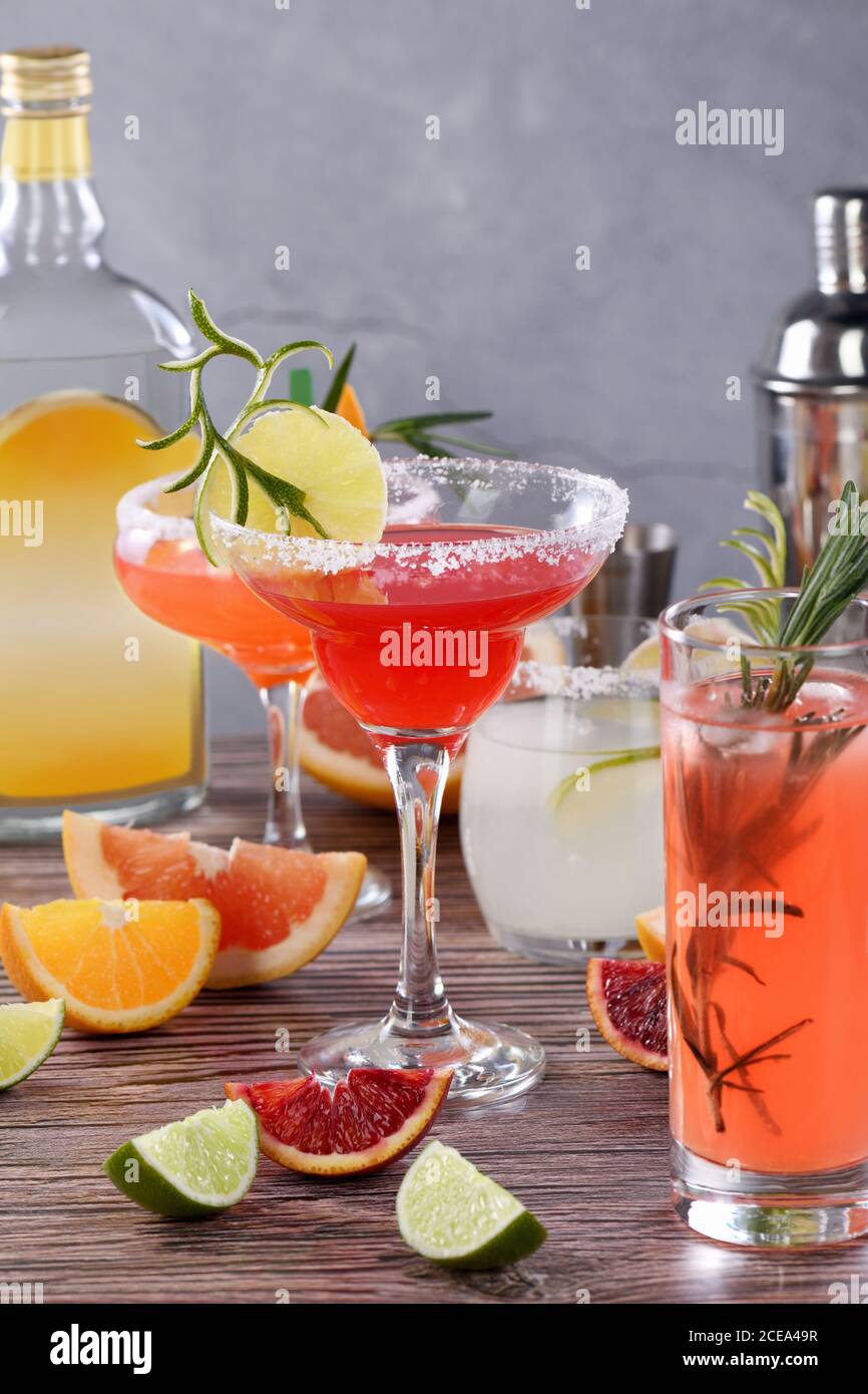 Getränke und Cocktails mit verschiedenen Zitrusfrüchten auf Tequila-Basis Stockfoto