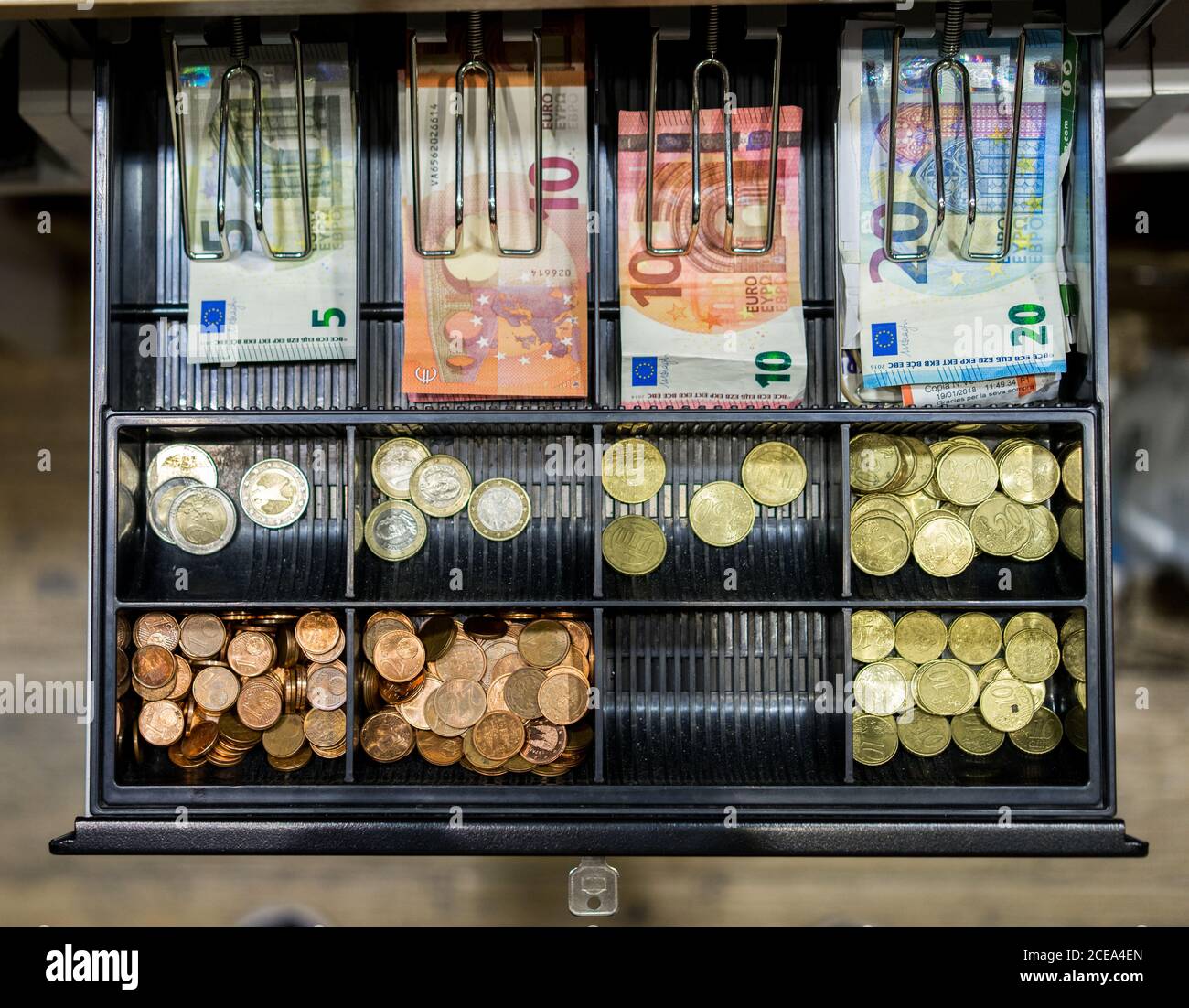 Bargeld und Münzen in der Kasse Stockfoto