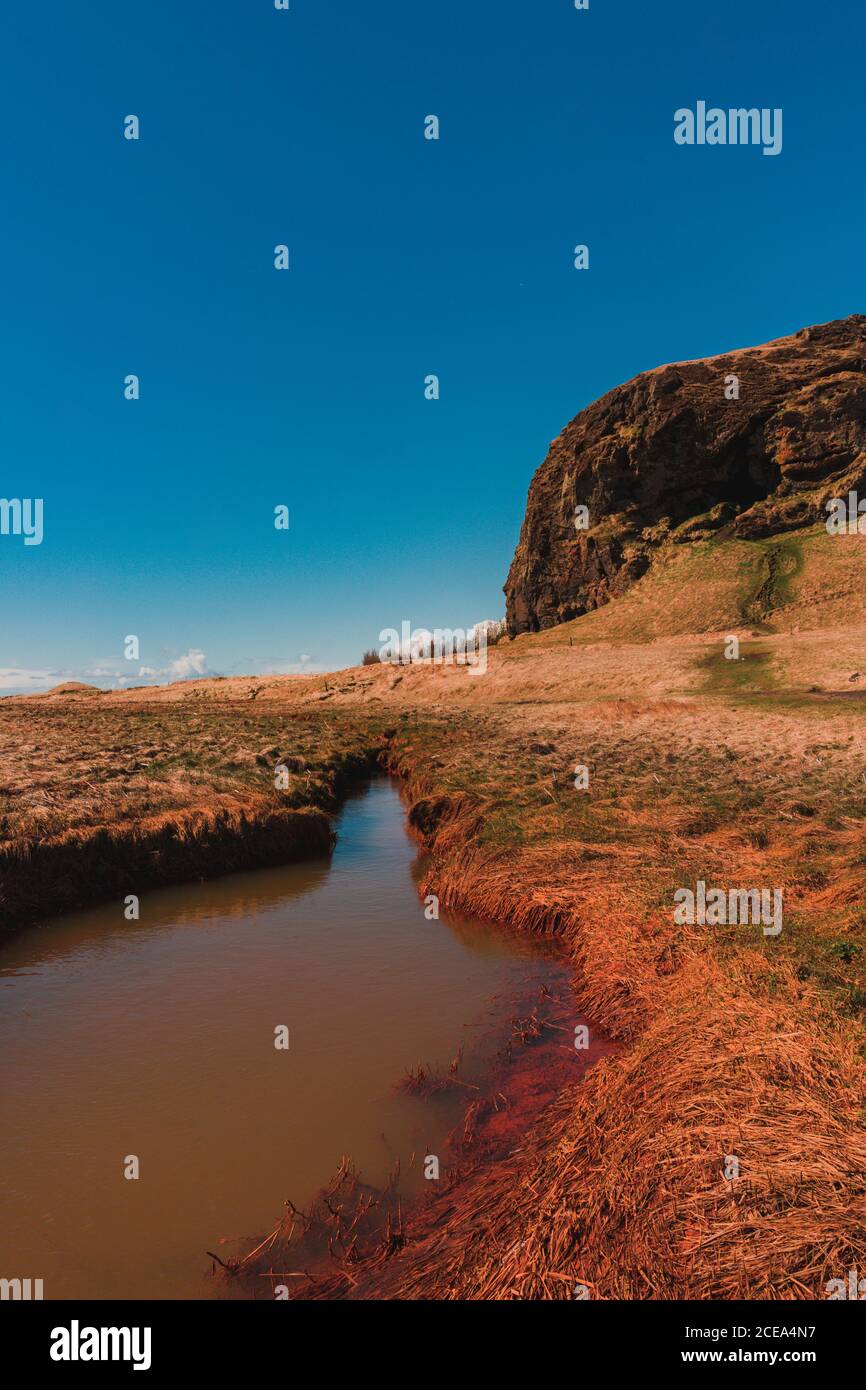 Schöne Landschaft von Ebbe an der Küste mit reflektierendem Blau Himmel auf Bergen Hintergrund?in Island Stockfoto