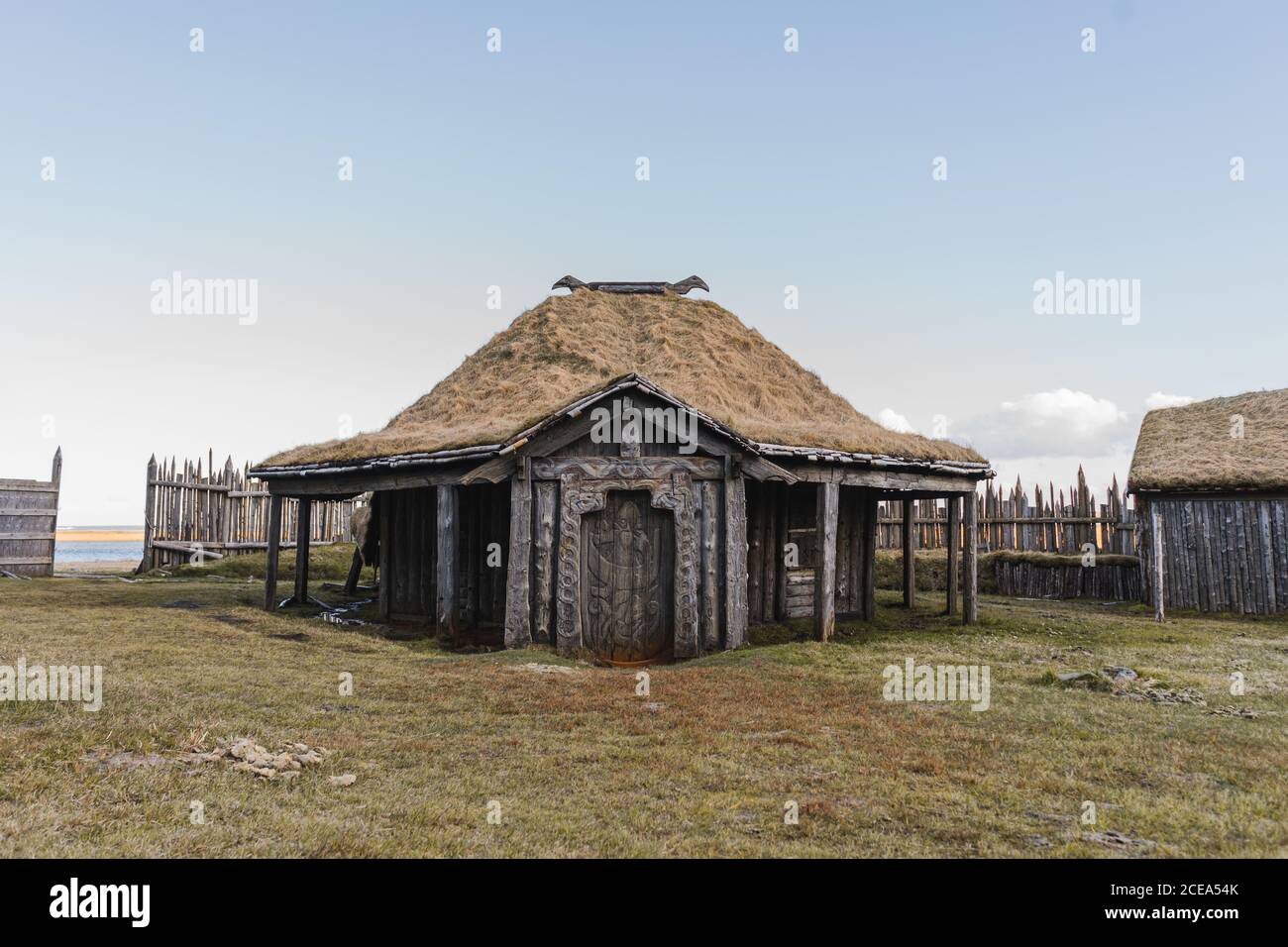 Altes dreieckiges isländisches Holzhaus mit Strohdach Stockfoto