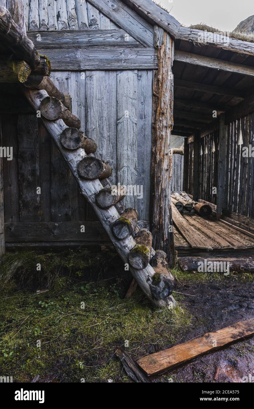 Crop View alten dreieckigen Holz isländischen Gebäude mit Strohdach Nach Regen Stockfoto