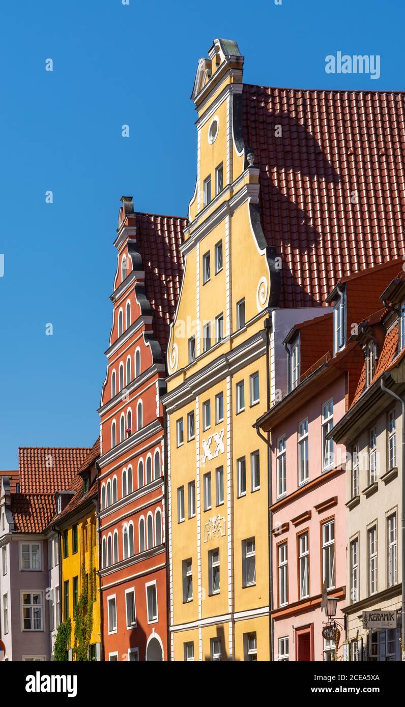 Stralsund, M-V / Deutschland - 11. August 2020: Detailansicht der klassischen Stralsund Altstadt Innenstadt Hausfronten Stockfoto