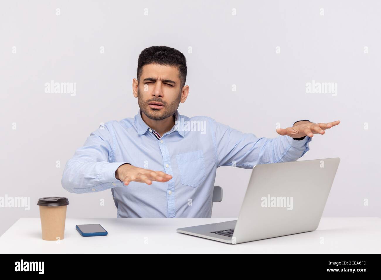 Blind desorientierten Mann Mitarbeiter sitzen Büroarbeitsplatz, ausstreckt Hände versuchen, Laptop auf dem Schreibtisch zu finden, Vision Verlust Konzept, Sehstörungen. In Stockfoto