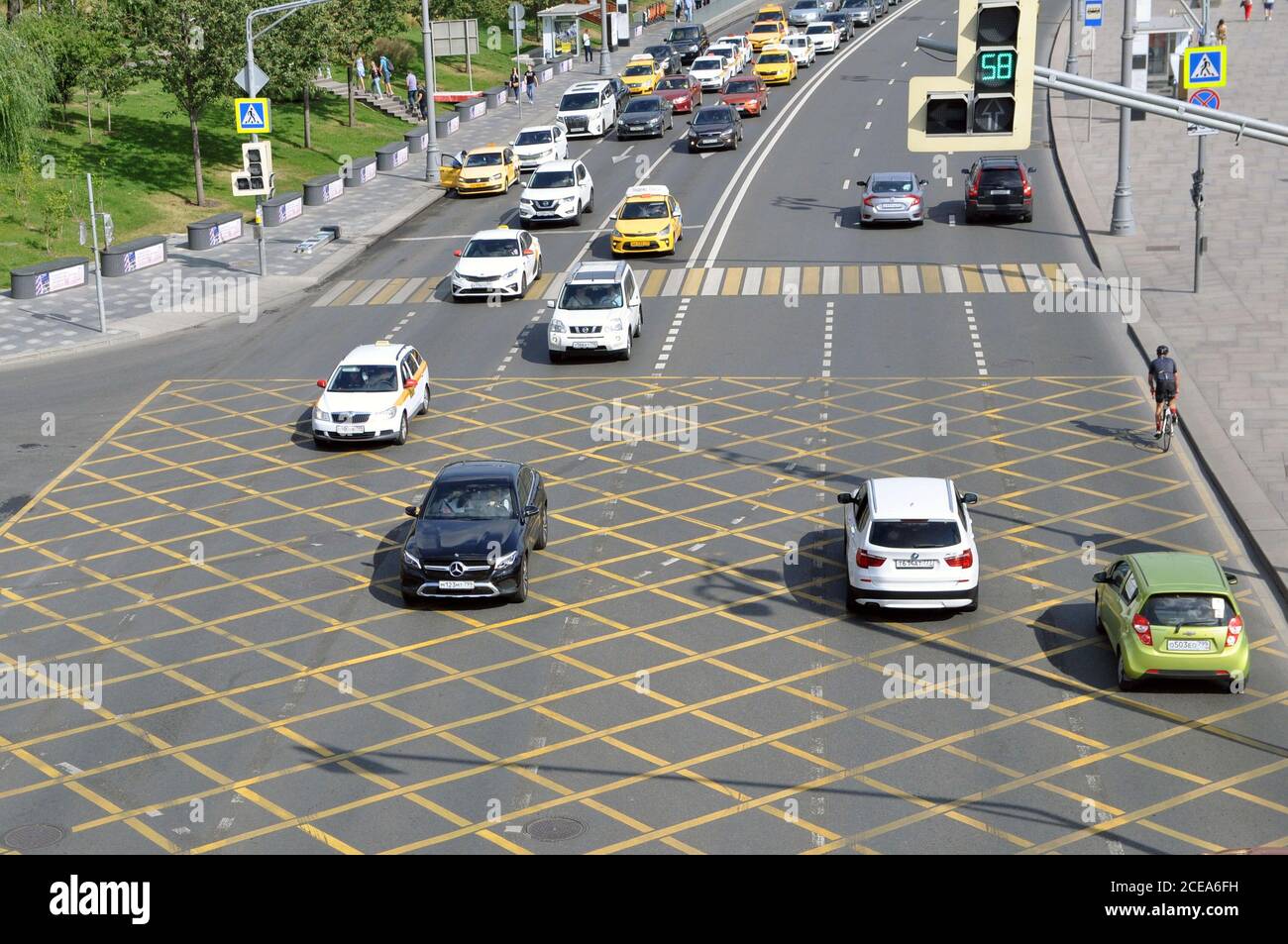 Organisation des Datenverkehrs. NNNO Parkplatz Yellow Cross Zone Zeichen auf der Straße, Asphalt Oberfläche. Anschlusskasten. Stockfoto