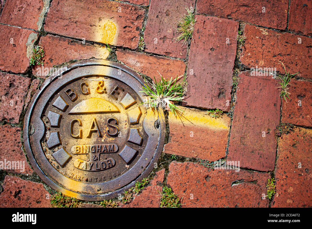 Annapolis, MD 08/21/2020: Nahaufnahme einer Schachtabdeckung der Baltimore Gas and Electric Company. Die robuste Metallabdeckung befindet sich auf einem Stockfoto