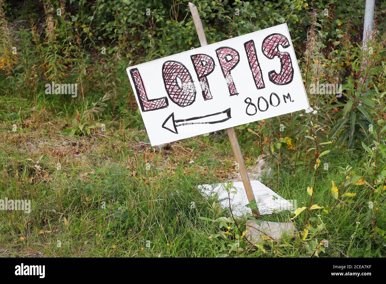 Improvisierter Wegweiser mit Richtung zu einem schwedischen Flohmarkt Stockfoto