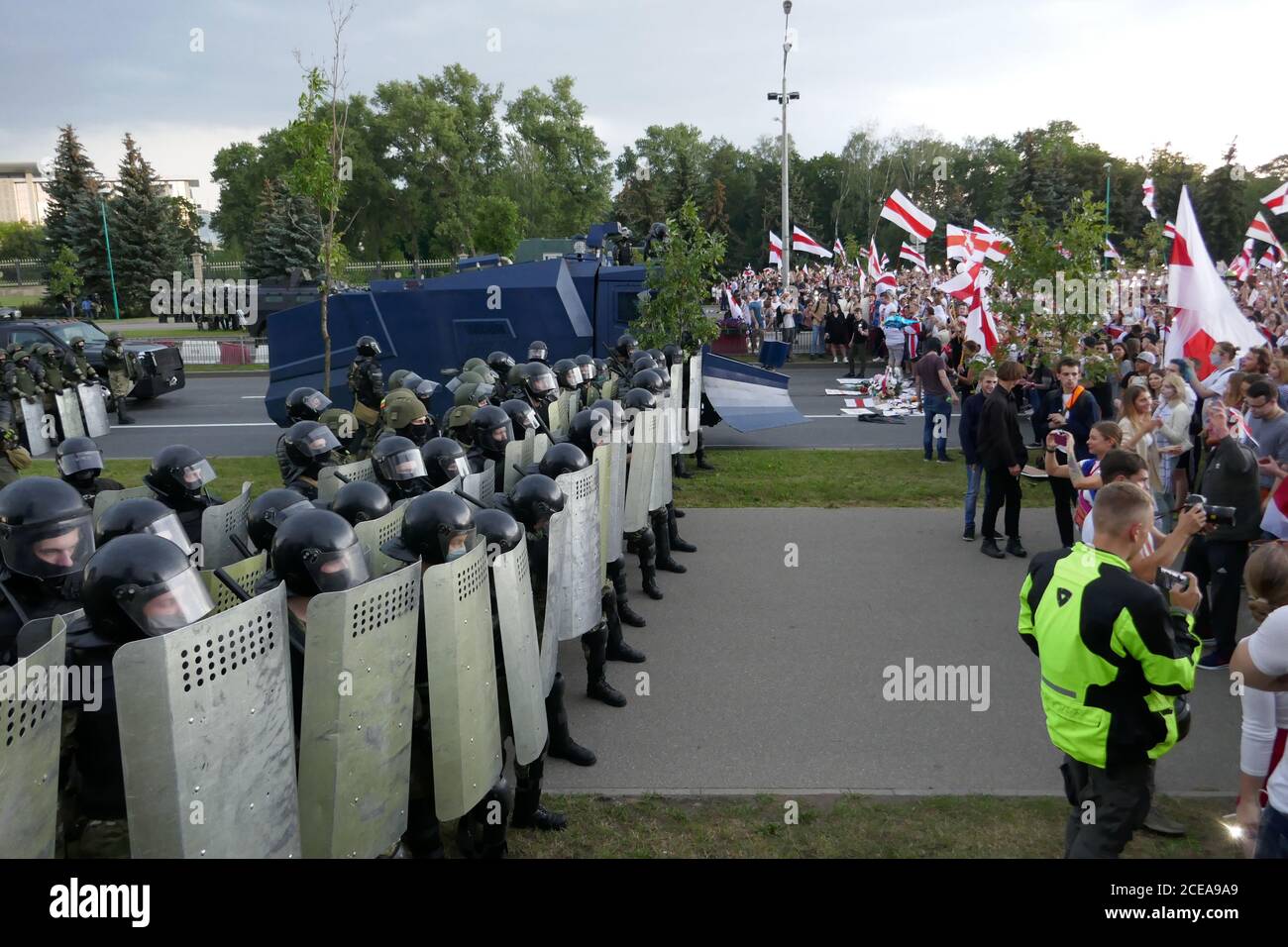 Minsk, Weißrussland - 30. August 2020. Polizei mit Schilden. Friedliche Protestaktionen gegen die aktuelle Regierung nach den Präsidentschaftswahlen in Stockfoto