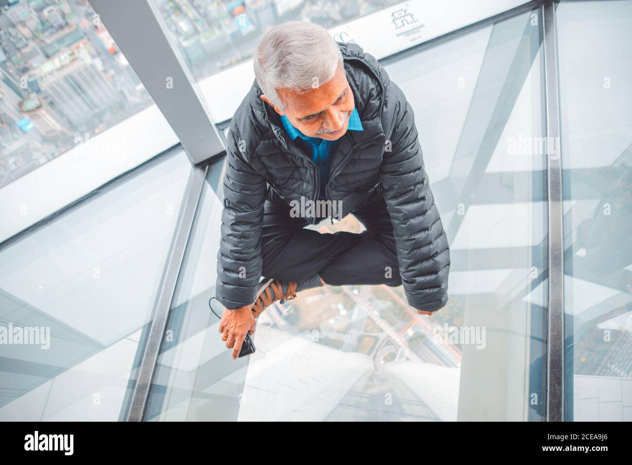 Touristen am Lotte World Tower Seoul Stockfoto