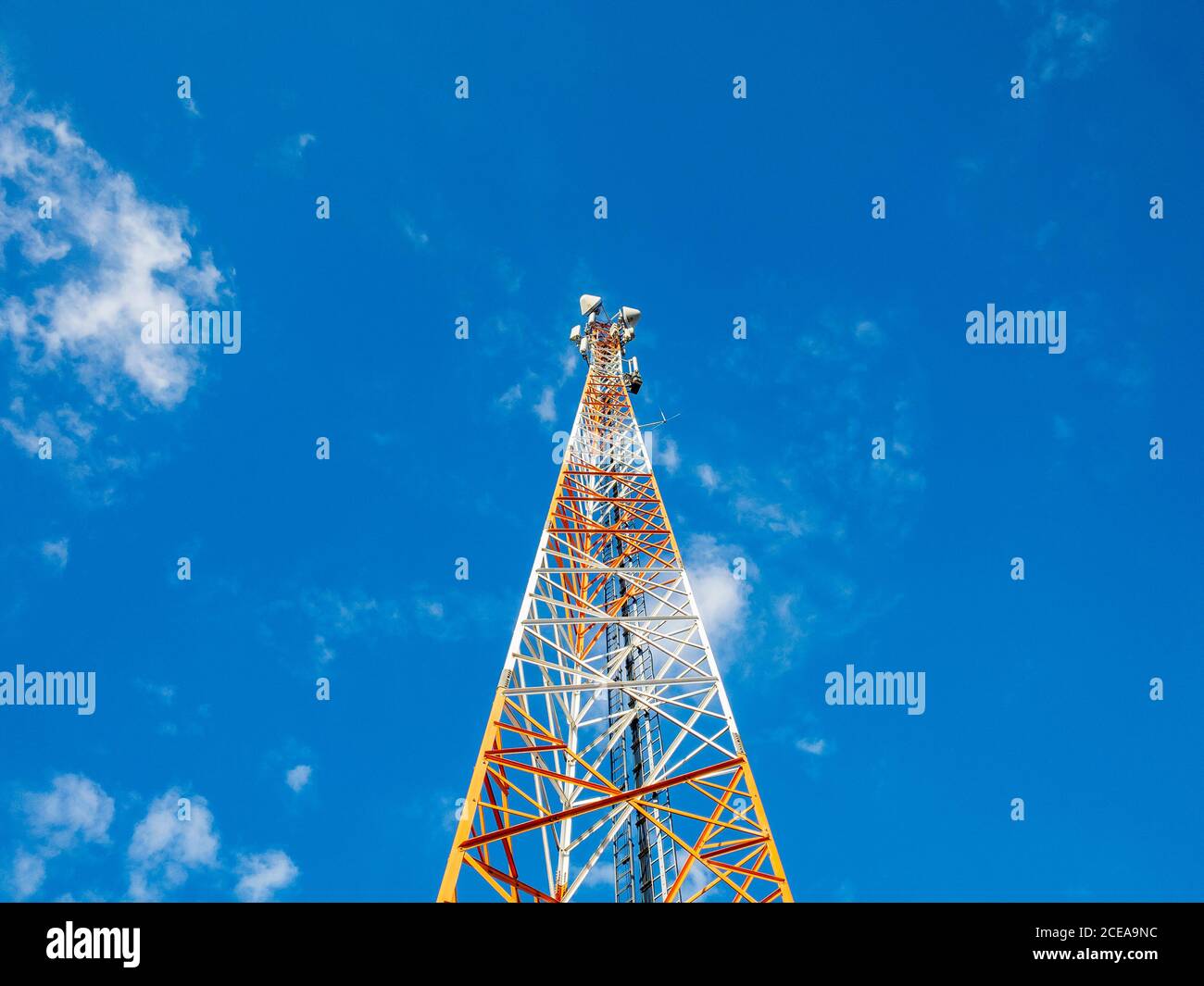 Der Turm des Mobilfunkanbieters stürzte in den blauen Himmel. Vorwärts zu neuen Technologien, Netzwerken der 5. Generation, die Zukunft ist schon nahe bei uns! Stockfoto