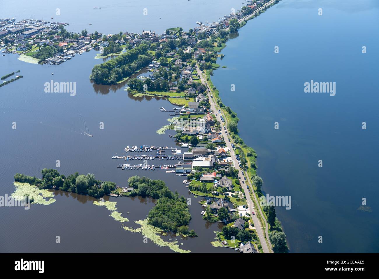 Die Niederlande von oben mit grünen Feldern, Flüssen und Häusern auf dem Wasser Stockfoto