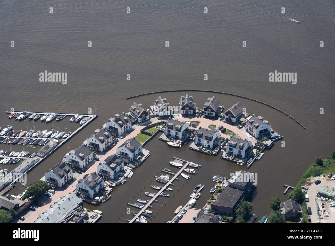 Die Niederlande von oben mit grünen Feldern, Flüssen und Häusern auf dem Wasser Stockfoto