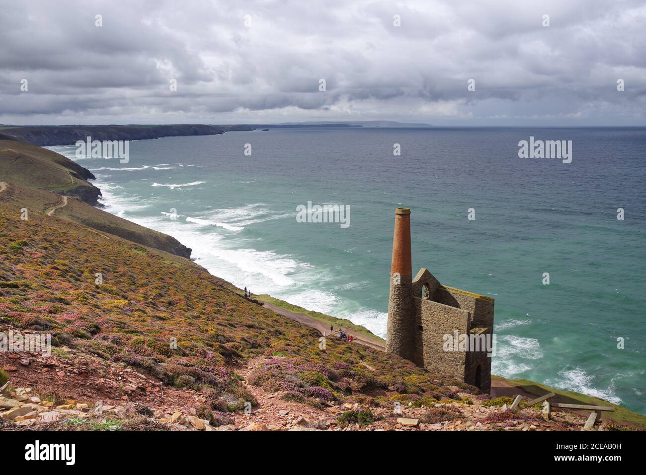 Ruinen des Towanroath Shaft Pumping Engine House auf dem Gelände der ehemaligen Wheal Coates Zinnmine - Cornwall, Großbritannien Stockfoto