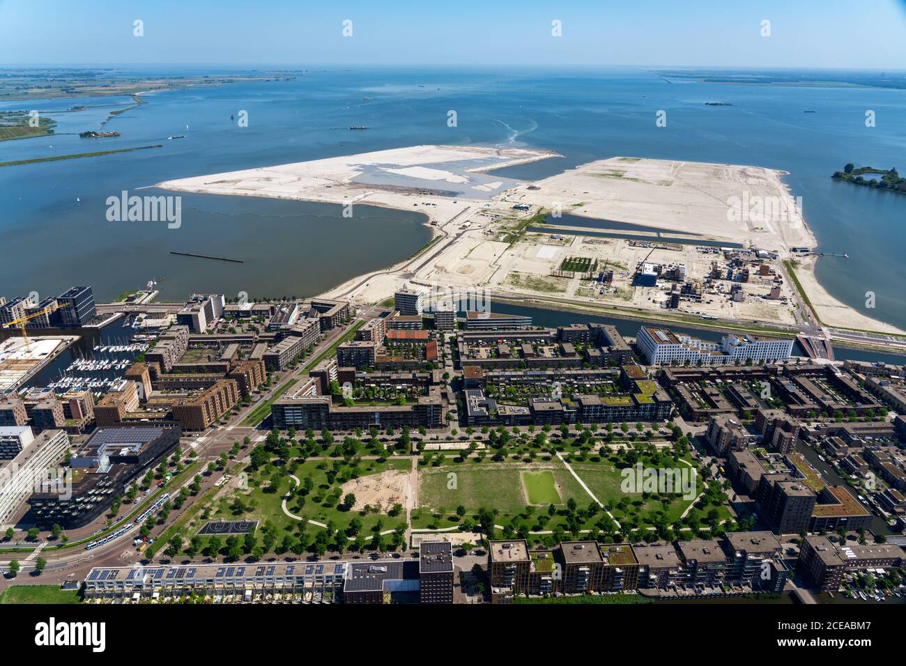 Die Entwicklung in der Nähe der IJ in Amsterdam in den Niederlanden aus der Luft. Stockfoto