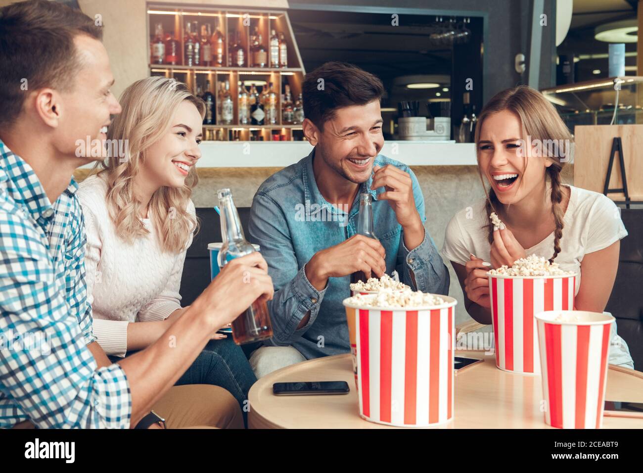 Junge Leute Freunde zusammen im Kino Stockfoto