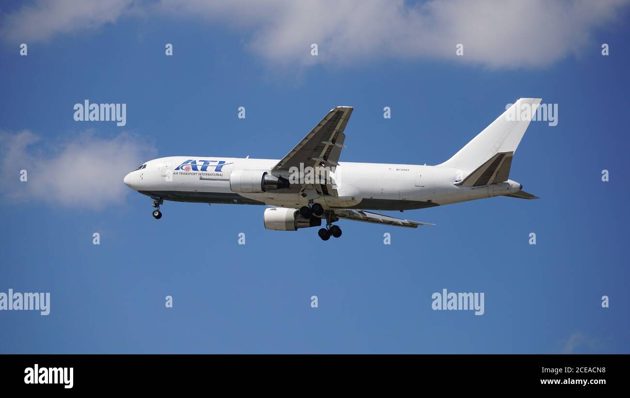 ATI (Air Transport International) Boeing 767 Frachtflugzeug bereitet sich auf die Landung am Chicago O'Hare International Airport vor. Stockfoto