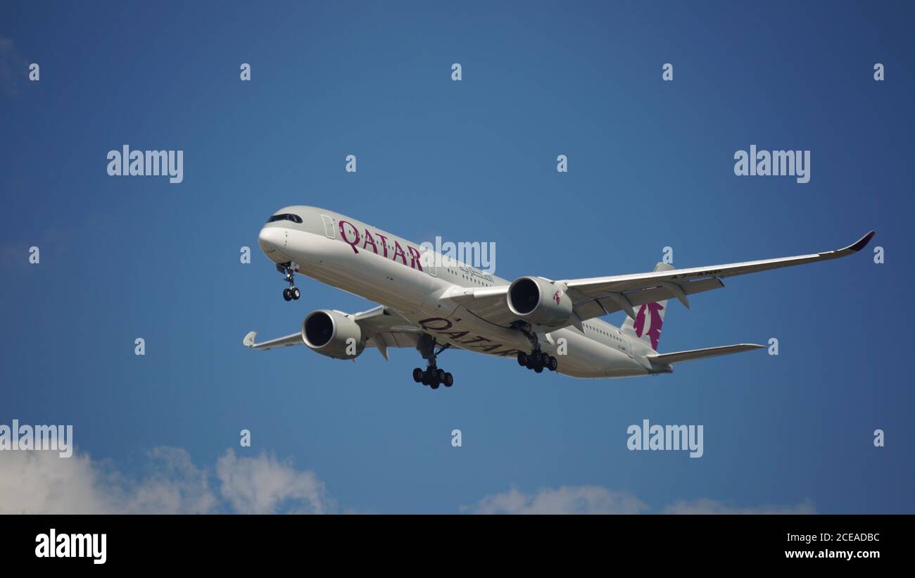 Qatar Airways Airbus A350 bereitet sich auf die Landung am Chicago O'Hare International Airport vor. Die Registrierung des Flugzeugs ist A7ANP. Stockfoto