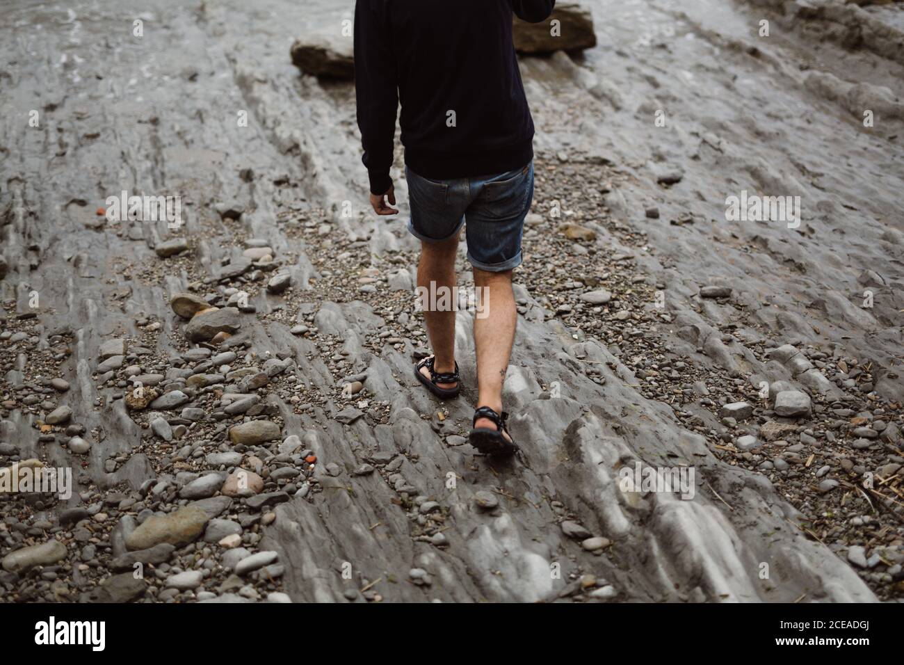 Person läuft auf Küste auf Sand zu Meer in Kantabrien, Spanien Stockfoto