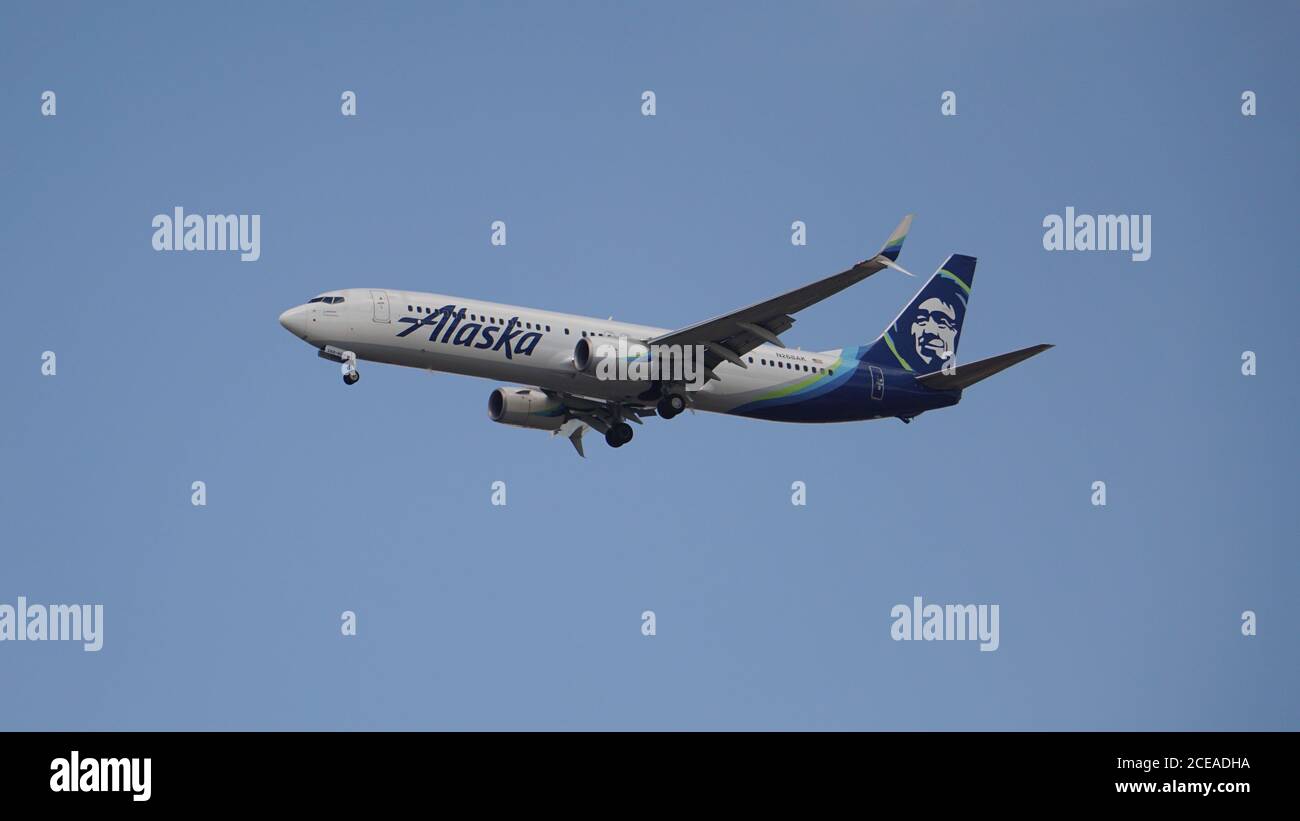 Alaska Airlines Boeing 737-900 bereitet sich auf die Landung am Chicago O'Hare International Airport vor. Die Registrierung des Flugzeugs ist N268AK. Stockfoto