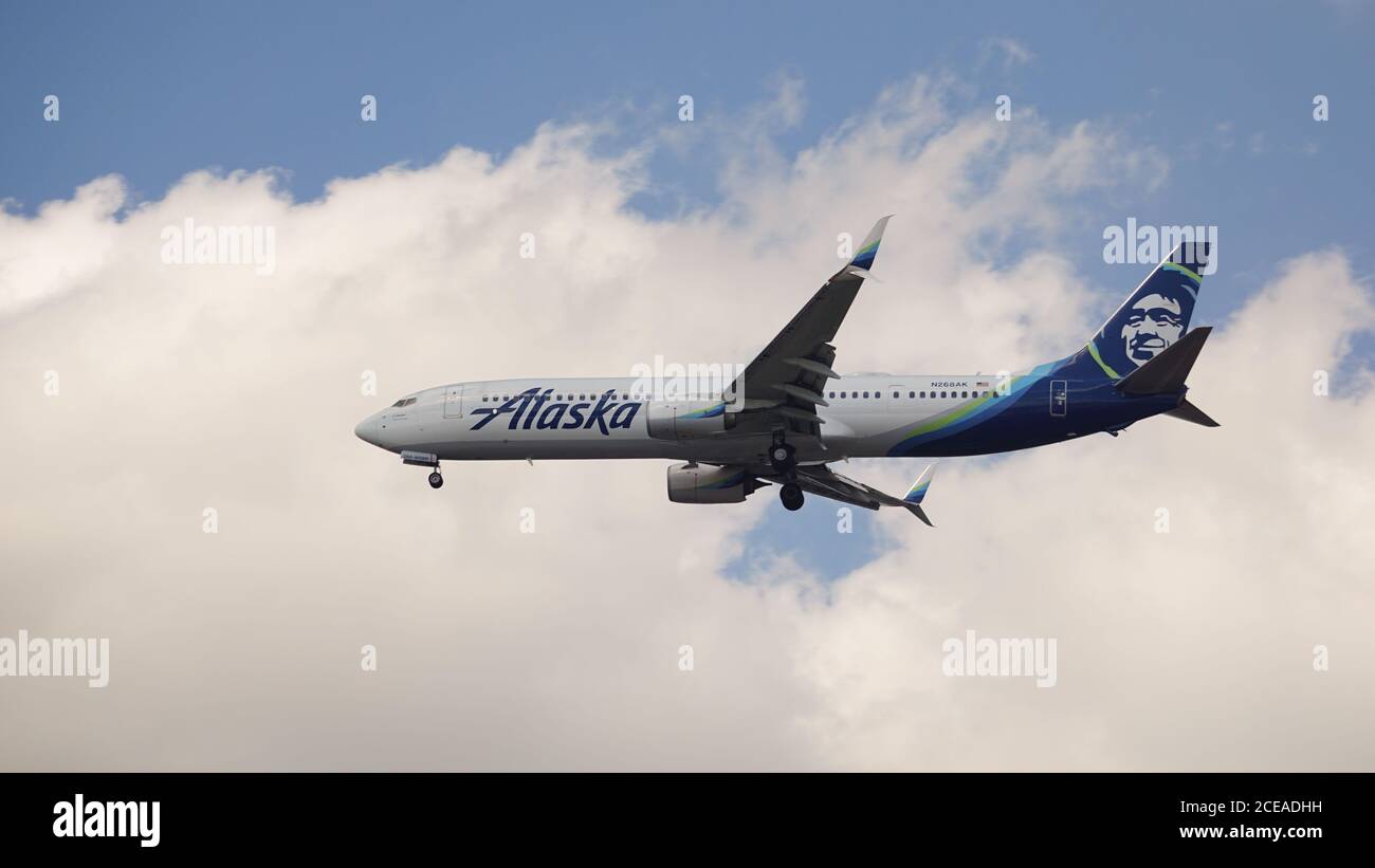 Alaska Airlines Boeing 737-900 bereitet sich auf die Landung am Chicago O'Hare International Airport vor. Die Registrierung des Flugzeugs ist N268AK. Stockfoto