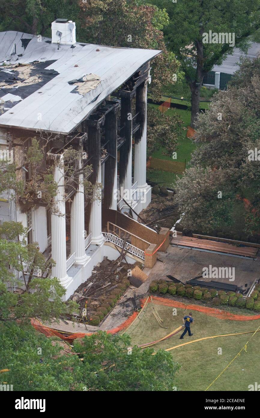 Austin, TX 8. Juni 2008: Ein frühmorgendlicher Vieralarm-Brand verführt das Gouverneurshaus von Texas in der Innenstadt von Austin, als über 100 Feuerwehrleute um die Rettung des 152 Jahre alten Gebäudes kämpften. Das Gebäude wurde gerade renoviert und alle antiken Möbel waren im Lager. Beamte vermuten, dass das Feuer das Werk eines Brandstifters war. ©Bob Daemmrich Stockfoto