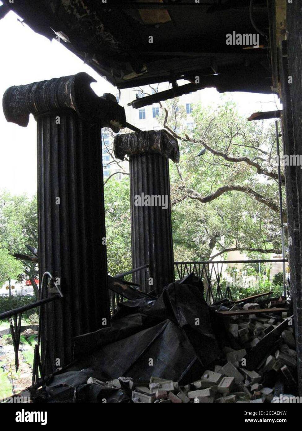 Austin, TX 10. Juni 2008: Blick auf das Gouverneurshaus von Texas, mit Schäden am Balkon im zweiten Stock über dem Haupteingang. ©Texas Governor's Office/Pool Stockfoto