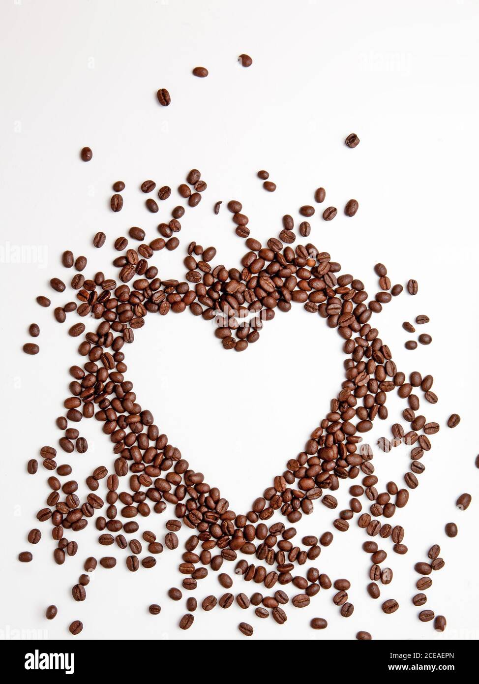 Kaffeebohnen auf weißem Hintergrund in Herzform. Stockfoto