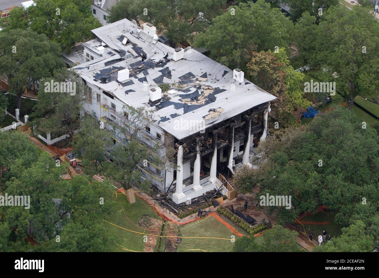 Austin, TX 8. Juni 2008: Ein frühmorgendlicher Vieralarm-Brand verführt das Gouverneurshaus von Texas in der Innenstadt von Austin, als über 100 Feuerwehrleute um die Rettung des 152 Jahre alten Gebäudes kämpften. Das Gebäude wurde gerade renoviert und alle antiken Möbel waren im Lager. Beamte vermuten, dass das Feuer das Werk eines Brandstifters war. ©Bob Daemmrich Stockfoto