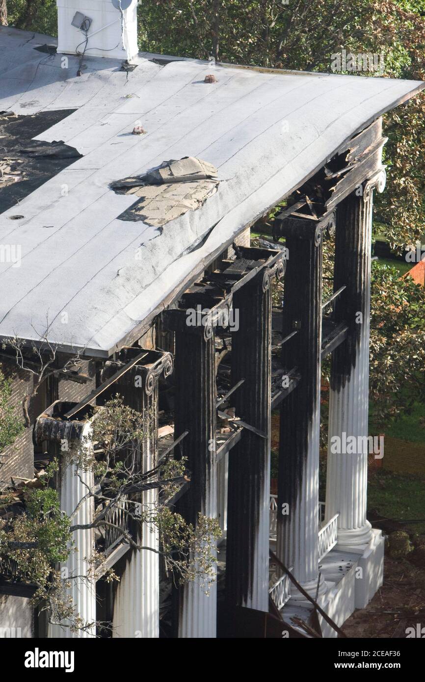 Austin, TX 8. Juni 2008: Ein frühmorgendlicher Vieralarm-Brand verführt das Gouverneurshaus von Texas in der Innenstadt von Austin, als über 100 Feuerwehrleute um die Rettung des 152 Jahre alten Gebäudes kämpften. Das Gebäude wurde gerade renoviert und alle antiken Möbel waren im Lager. Beamte vermuten, dass das Feuer das Werk eines Brandstifters war. ©Bob Daemmrich Stockfoto