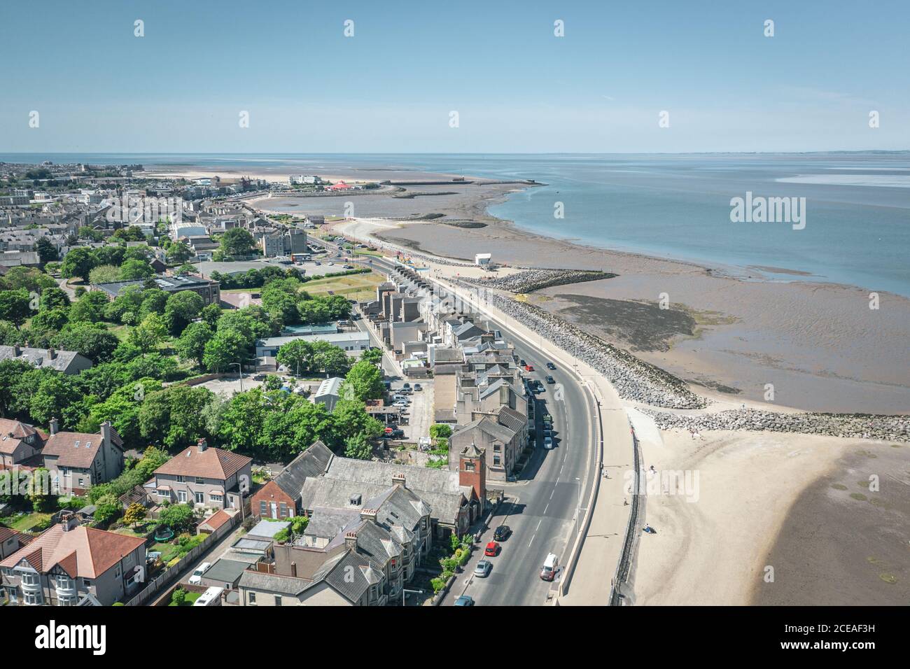 Bei Ebbe schießen Drohnen über die Küstenstadt an der Irischen See. Morecambe in Großbritannien Stockfoto