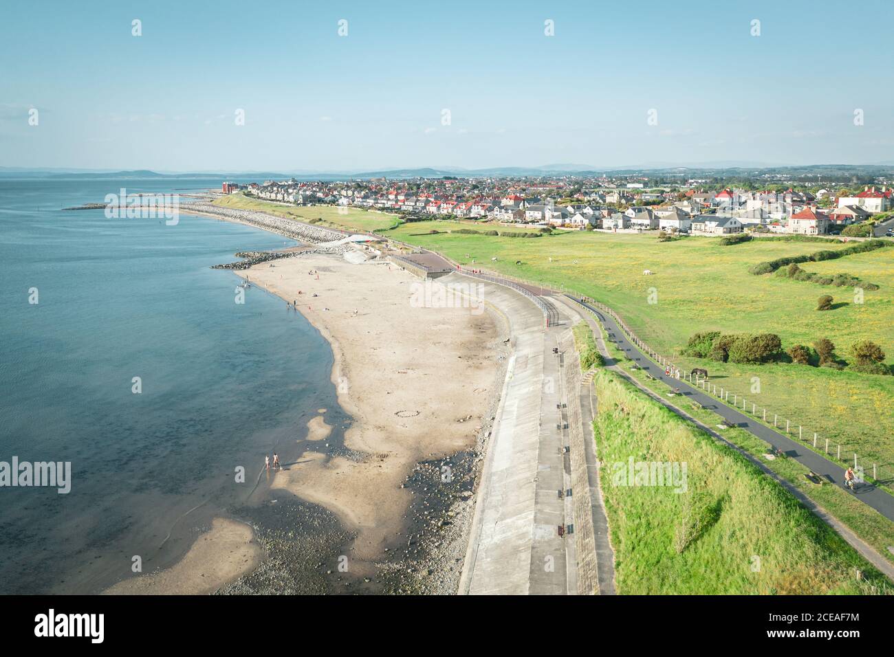 Luftaufnahme über Sandstrand am hellen sanny Tag. Heysham in Lancashire, Vereinigtes Königreich Stockfoto