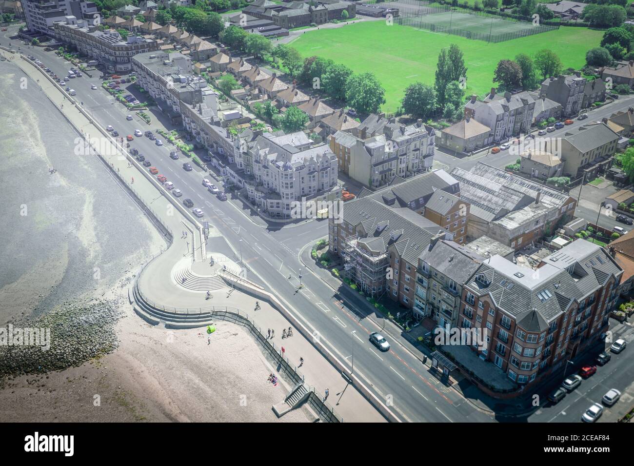 Drohnen schießen über die Küstenstadt an der Irischen See an sonnigen Tagen. Morecambe in Großbritannien Stockfoto