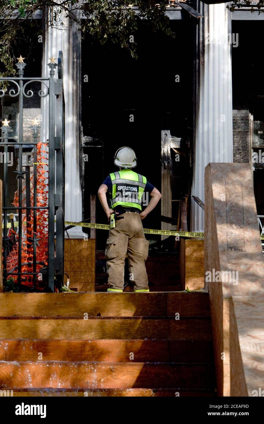 Austin, TX 8. Juni 2008: Ein frühmorgendlicher Brand mit vier Alarmen verführt das Landgut des Gouverneurs von Texas in der Innenstadt von Austin. Mehr als 100 Feuerwehrleute kämpften um die Rettung der 152 Jahre alten Struktur. Das Gebäude wurde gerade renoviert und alle antiken Möbel waren im Lager. Beamte vermuten, dass ein Brandstifter das Feuer ausgelöst hat. ©Bob Daemmrich Stockfoto